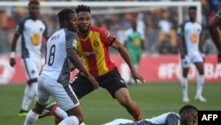 Tresor Mputu ya TP Mazembe (G) azo' welela ndembo Fousseny Coulibaly ya Esperance Tunis (C) na stade ya Rades, Tunis, 27 avril 2019. 