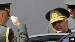 土耳其新任命的总参谋长厄泽尔将军(右)8月4日在安卡拉参加会议