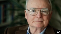 William Ruckelshaus, le premier directeur de l'institut de l'environnement américain, pose dans son bureau à Seattle le 13 avril 2009. 