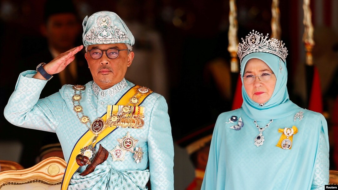 Raja baru Malaysia Sultan Abdullah Sultan Ahmad Shah dan Ratu Tunku Azizah Aminah Maimunah menghadiri upacara penyambutan di Gedung Parlemen di Kuala Lumpur, Malaysia 31 Januari 2019. (Foto: Reuters)
