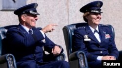 Michelle Johnson, derecha, se convirtió en la primera mujer en liderar la Academia de la Fuerza Aérea estadounidense. En esta foto participa de su primera ceremonia pública en el cargo junto al general Mike Gould. 