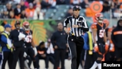 La jueza de línea de la NFL Sarah Thomas (53) hará historia en domingo en los 'playoffs' de la NFL.