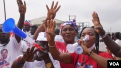 Supporters of the ruling New Patriotic Party campaign in Accra, Ghana, Nov 25, 2020. (Stacey Knott/VOA)