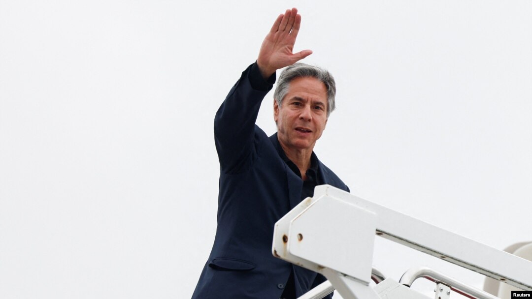 El secretario de Estado de Estados Unidos, Antony Blinken, saluda al partir hacia Egipto en la base conjunta Andrews, Maryland, Estados Unidos, el 17 de septiembre de 2024.
