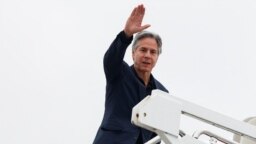 El secretario de Estado de Estados Unidos, Antony Blinken, saluda al partir hacia Egipto en la base conjunta Andrews, Maryland, Estados Unidos, el 17 de septiembre de 2024.