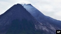 从印尼古城日惹附近的帕克姆看到的默拉皮山所喷发出的火山物质。（2013年11月18日）