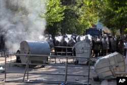 Vojnici KFOR-a ispred zgrade opštine u Zvečanu, na severu Kosova, tokom sukoba sa srpskim demonstrantima krajem maja (Foto: AP/Bojan Slavković)