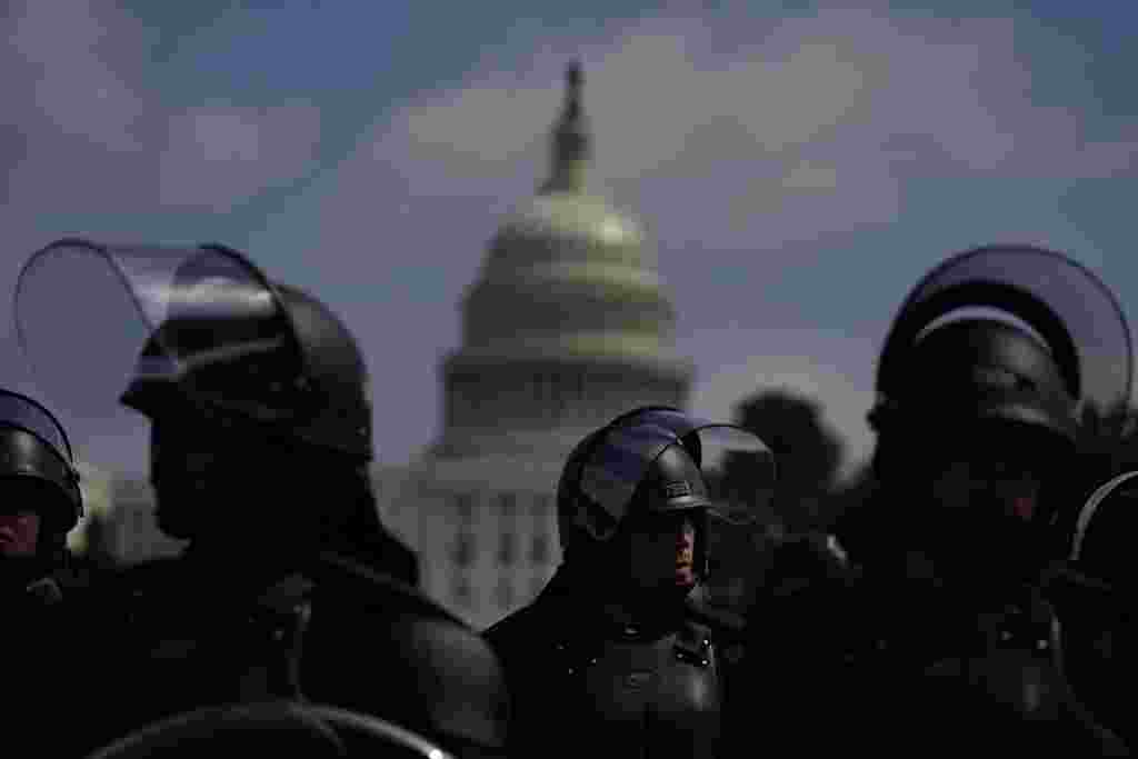 د امریکا په کانګرس ودانۍ باندې د ټرمپ د پلویانو له برید وروسته د امریکا د متحده ایالتونو ملي ګارډ د واشنګټن ډي سي په ښار کې ځای پر ځای کړل شو.&zwnj;