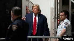 Mantan Presiden AS Donald Trump hadir di gedung pengadilan kriminal Manhattan di New York, pada 15 April 2024. (Foto: Jeenah Moon/Pool via Reuters)
