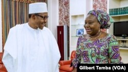 Dr Folasade Yemi-Esan, directrice nationale de la fonction publique avec le président nigérian Muhammadu Buhari, à Abuja, Nigeria, le 4 octobre 2021. (VOA/Gilbert Tamba)