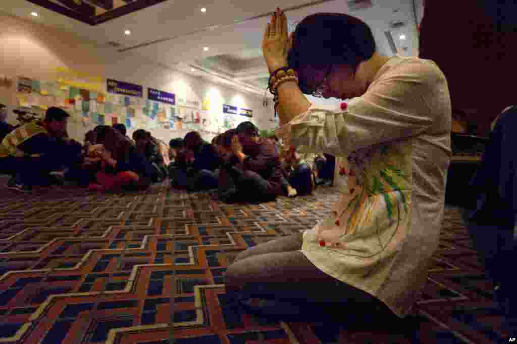 Relatives of Chinese passengers on Flight MH370 pray at a prayer room in Beijing, April 4, 2014.