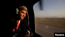 Kerry aborda un helicóptero militar estadounidense tras su arribo a Afganistán el viernes 11 de octubre de 2013.