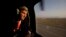 Kerry aborda un helicóptero militar estadounidense tras su arribo a Afganistán el viernes 11 de octubre de 2013.