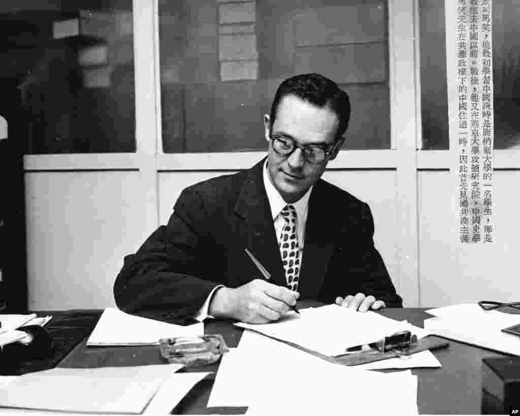 老照片回顾：美国之音中文广播70年