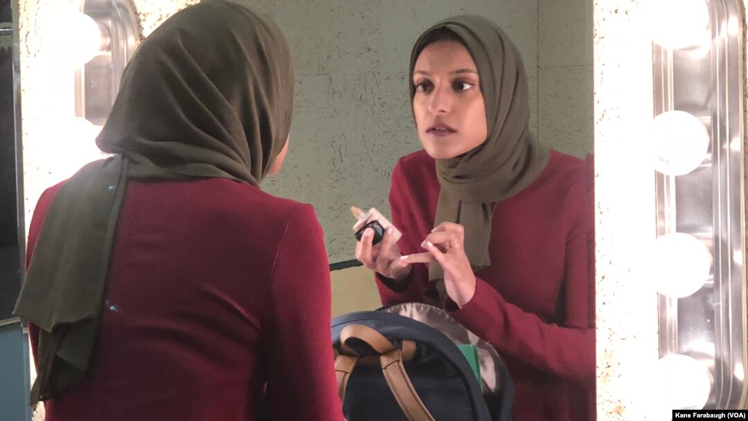 Reporter Tahera Rahman merapikan makeup sebelum tampil sebagai pembaca berita di televisi (foto: dok). 