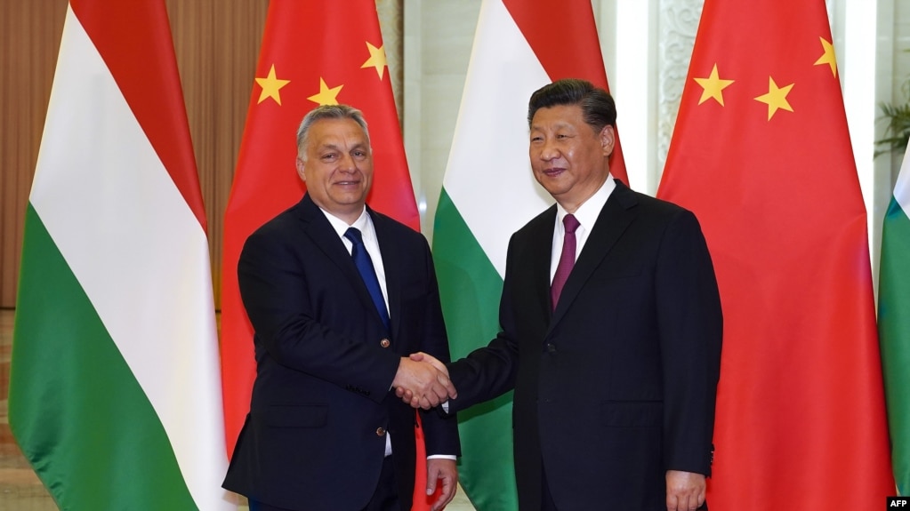 资料照片：匈牙利总理奥尔班（左）在北京第二届“一带一路”高峰论坛期间与中国国家主席习近平握手。（2019年4月25日）(photo:VOA)