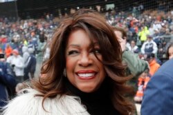 Mary Wilson, salah satu pendiri grup penyanyi perempuan Motown "The Supremes", dikawal setelah menyanyikan lagu kebangsaan sebelum pertandingan bisbol antara Detroit Tigers dan Kansas City Royals di Detroit, April 2019. (Foto: dok).