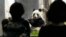 Los visitantes observan al panda gigante Shin Shin en el zoológico de Ueno, un día antes del regreso de la pareja de pandas gigantes Ri Ri y Shin Shin a China, el 28 de septiembre de 2024, en Tokio.