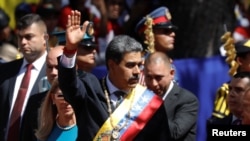 El presidente de Venezuela, Nicolás Maduro, saluda el día de su toma de posesión para un tercer mandato de seis años, en Caracas, Venezuela, el 10 de enero de 2025. 