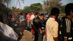 Men line up to receive a donated breakfast, at a sports center where Central American migrants traveling with a U.S. border-bound caravan have been camped out, in Matias Romero, Oaxaca State, Mexico, April 4, 2018. The caravan has reportedly begun to disperse.