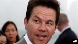 Archivo- En esta gráfica del 19/6/2014 el actor Mark Wahlberg llega a la premiere mundial de la película "Transformers 4: Age of Extinction", en Hong Kong. 