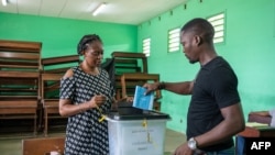 Mpiga kura katika mji wa Libreville, Gabon, Novemba 16, 2024.