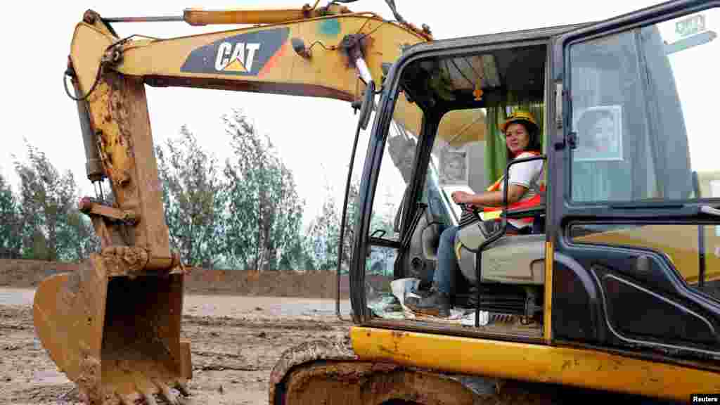 Filipina Grace Ocol, 40 ans,opérateur d&#39;un tracteur, &nbsp;à Tubay, Agusan del Sur, dans le sud des Philippines, le 16 février 2017.