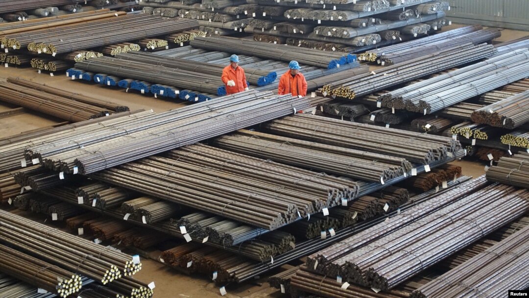 Dua pekerja di Dalian, Liaoning, China memeriksa produksi baja sebelum dieskpor (foto: ilustrasi). Ribuan pekerja baja Uni Eropa menuntut perlindungan yang lebih besar dari barang impor murah dari China.