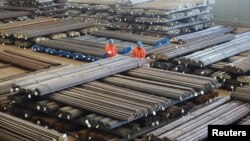 工人在遼寧省大連一個鋼鐵廠檢驗鋼材產品。