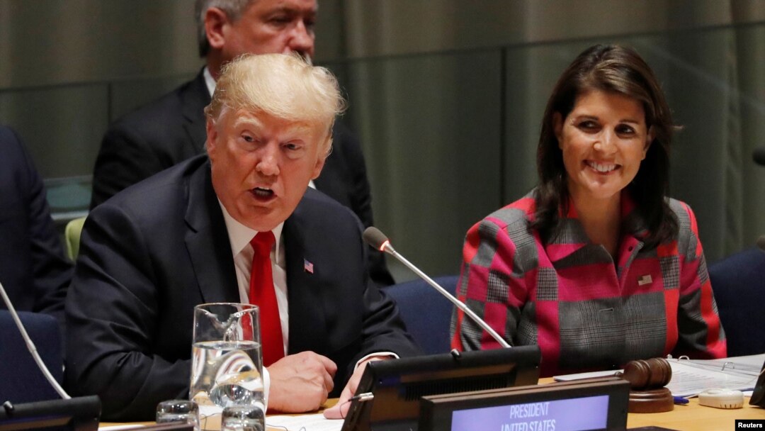 Presiden AS Donald Trump berbicara sedang Dubes AS untuk PBB Nikki Haley menyimak dalam sidang PBB membahas masalah penyalahgunaan obat sebagai rangkaian Sidang Umum PBB ke-73 di New York, 24 September 2018.