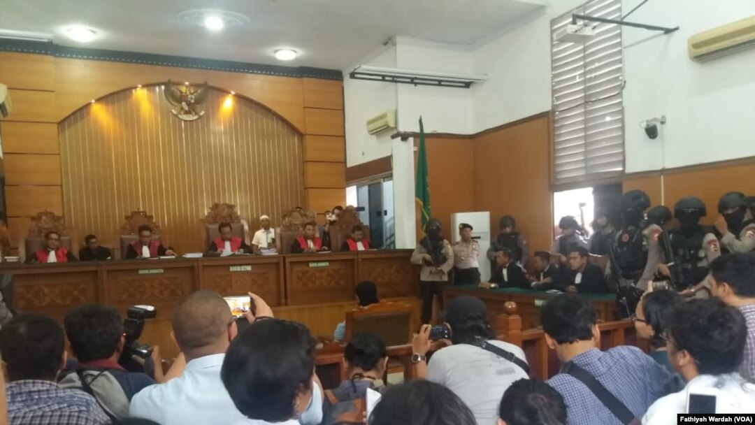 Suasana sidang pembacaan vonis untuk tokoh ISIS Indonesia, Aman Abdurrahman, di Pengadilan Negeri Jakarta Selatan, Jumat, 22 Juni 2018. (Foto: VOA/Fathiyah Wardah)