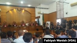 Suasana sidang pembacaan vonis untuk tokoh ISIS Indonesia, Aman Abdurrahman, di Pengadilan Negeri Jakarta Selatan, Jumat, 22 Juni 2018. (Foto: VOA/Fathiyah Wardah)