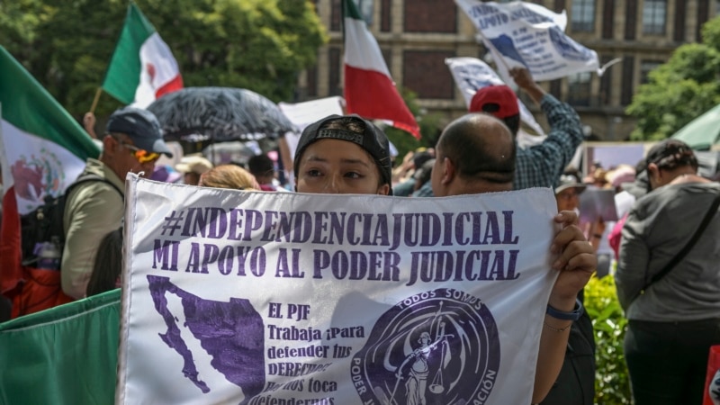 Manifestantes contra reforma judicial exigen al presidente de México que 