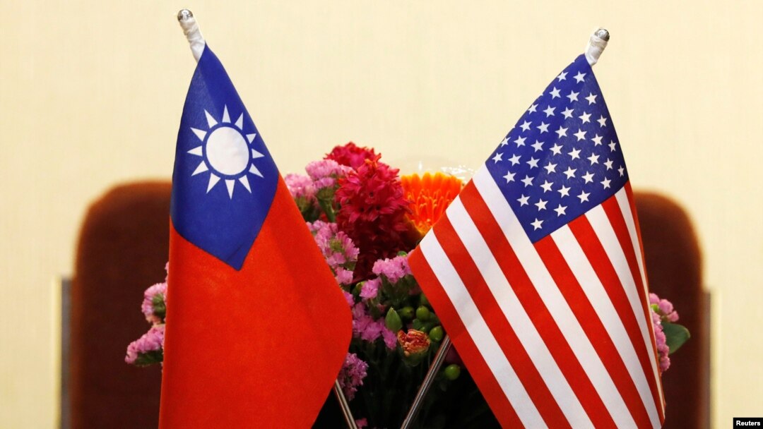 台湾与美国国旗并排摆放 