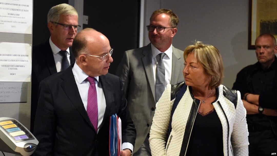 French Interior Minister Bernard Cazeneuve (L) speaks to Calais Mayor Natacha Bouchart after a meeting on the dismantle of the "Jungle" migrant camp on Sept. 2, 2016 in Calais, northern France.