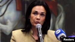 La vicepresidenta y canciller de Panamá, Isabel de Saint Malo, asegura que su país está en una posición cómoda "en el medio".