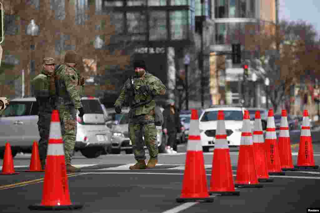 Un militar vigila el tr&#225;nsito en una c&#233;ntrica calle de la ciudad. 16 de enero de 2021.