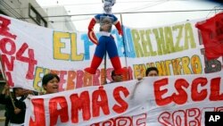 Durante marcha contra el FMI y el Banco Mundial en Perú disfrazan a la directora del FMI, Christine Lagarde como "Capitán América".