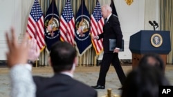 ARCHIVO - El presidente Joe Biden sale después de hablar sobre el informe de empleo de octubre en la Casa Blanca, el 5 de noviembre de 2021.