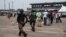 Présence des forces de sécurité lors d'un rassemblement du candidat de l'opposition à la présidentielle Atiku Abubakar,  à place Tafawa Balewa à Lagos, Nigeria, le 12 février 2019.