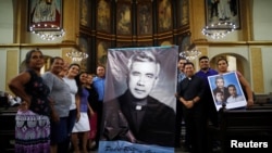 Católicos participan en una misa en honor del sacerdote jesuita Rutilio Grande en San Salvador, El Salvador, 22 de febrero de 2020.