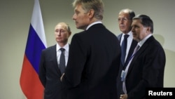 Le président Vladimir Poutine et son porte-parole Dmitri Peskov, à New York, le 28 septembre 2015.