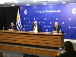 Asesores técnicos del presidente de Uruguay, Luis Lacalle Pou, de izquierda a derecha: Fernando Paganini, Rafael Radi y Henry Cohen.