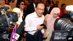10일 말레이시아 야당 지도자 안와르 이브라힘이 법원에 도착하고 있다.