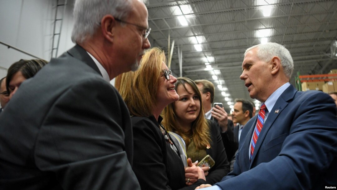Wakil Presiden AS Mike Pence menyapa para pendukungnya menyusul pidato mengenai asuransi kesehatan dalam kunjungan ke Louisville, Kentucky (11/3). (Reuters/Bryan Woolston)