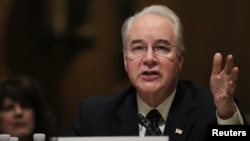 ສະມາຊິກສະພາ ທ່ານ Tom Price ຈາກລັດ Georgia ໃຫ້ການຕໍ່ໜ້າ ຄະນະກຳມະການດ້ານການເງິນ ຂອງສະພາສູງ ໃນລະຫວ່າງການຮັບຟັງເພື່ອຮັບຮອງ ເອົາການແຕ່ງຕັ້ງທ່ານ ເປັນ ລມຕ ສາທາລະນະສຸກ ແລະສະຫວັດດີການສັງຄົມ ຢູ່ທີ່ລັດຖະສະພາ ຫຼື Capitol Hill ໃນນະຄອນຫຼວງວໍຊິງຕັນ, ວັນທີ 24 ມັງກອນ 2017. 