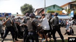 မော်လမြိုင်မြို့က စစ်အာဏာဆန့်ကျင်ဆန္ဒုပြသူတဦးကို ဖမ်းဆီးနေတဲ့ မြင်ကွင်း။ (ဖေဖော်ဝါရီ ၁၂၊ ၂၀၂၁)
