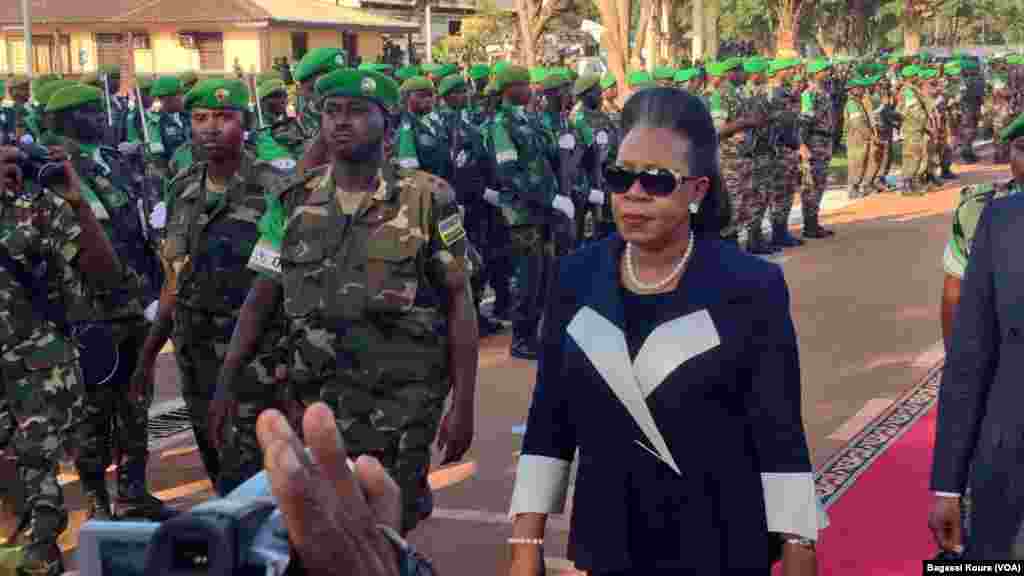 Cathérine Samba-Panza, la présidente de la transition centrafricaine passe en revue les troupes de l&#39;Union Africaine, 13 septembre 2014.