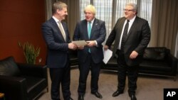 Menteri Luar Negeri Inggris Boris Johnson (tengah( bersama PM Selandia Baru Bill English (kiri) dan Menlu Gerry Brownlee, di Wellington, Selandia Baru, Selasa (25/7). 