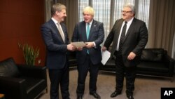 British Foreign Secretary Boris Johnson, center, meets with New Zealand Prime Minister Bill English and Foreign Minister Gerry Brownlee, right, in Wellington, New Zealand, July 25, 2017.
